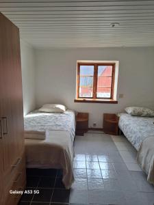 Postel nebo postele na pokoji v ubytování Tobishirdgård