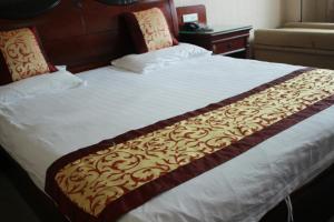 A bed or beds in a room at Taizhou Taishan Business Hotel