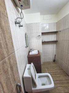 La salle de bains est pourvue de toilettes et d'un lavabo. dans l'établissement Cozy Heaven, à Guwahati