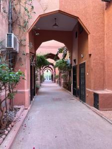 un callejón vacío con un arco en un edificio en Riad Paolo Piscine Palmeraie, en Marrakech