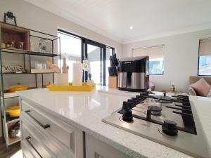 Η κουζίνα ή μικρή κουζίνα στο 10 on Waboom, Montagu West