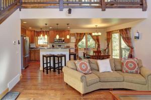 un soggiorno con divano e cucina di Triple R Retreat at Terry Peak a Lead