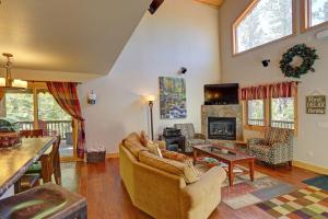 un soggiorno con divano e camino di Triple R Retreat at Terry Peak a Lead