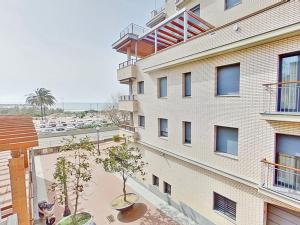 una vista aérea de un edificio con aparcamiento en PREMIUM HABITAT LA PICORDIA en Arenys de Mar