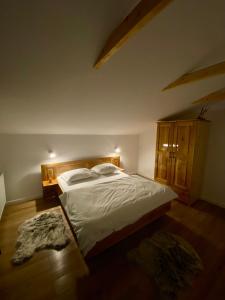 Postel nebo postele na pokoji v ubytování Hirsch Chalet Apuseni