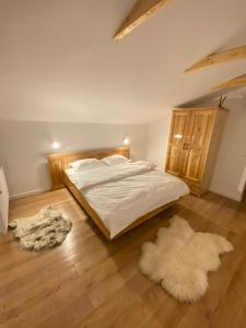 Postel nebo postele na pokoji v ubytování Hirsch Chalet Apuseni