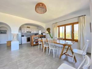 a kitchen and dining room with a table and chairs at Dar Brahim, Cap Zbib , Vue sur mer in Al Matlīn