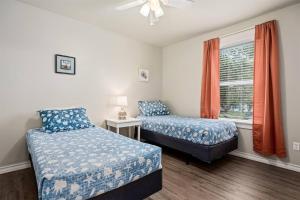 a bedroom with two beds and a window at The Yellow Getaway - Community Pool in Rockport +13 photos