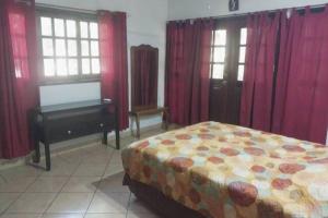 A bed or beds in a room at Charming 3 bedroom house