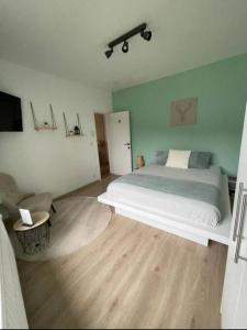 Ένα ή περισσότερα κρεβάτια σε δωμάτιο στο Maison entièrement privative