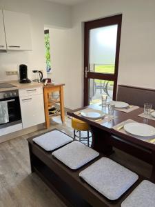 een keuken met een tafel met stoelen en een aanrecht bij Ferienwohnung Zur Tanne in Leipzig