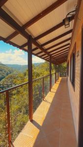 Elle comprend un balcon offrant une vue sur les montagnes. dans l'établissement Pousada Parque da Cachoeira, à São Francisco de Paula