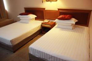 A bed or beds in a room at Taizhou Taishan Business Hotel