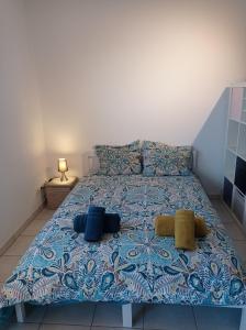 a bed with two pillows on it in a bedroom at Studio proche de la gare avec le calme des vignes. in Libourne