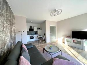 a living room with a couch and a table at Ferienwohnung Bertchen - barrierefrei mit Südterrasse und Carport in ruhiger Altstadtlage von Ballenstedt in Ballenstedt