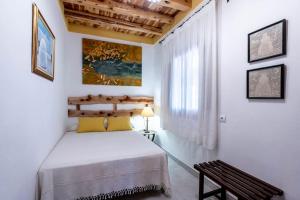 Postel nebo postele na pokoji v ubytování Casa con piscina, jardín y juegos exteriores + 52 fotografií