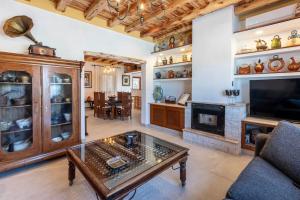 Posezení v ubytování Casa con piscina, jardín y juegos exteriores