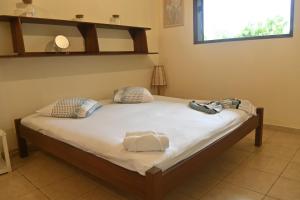 a bed with two pillows on it in a room at Villa Ti'Mangue Julie in Rémire-Camp