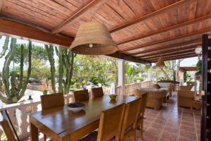 Zahrada ubytování Casa con piscina, jardín y juegos exteriores