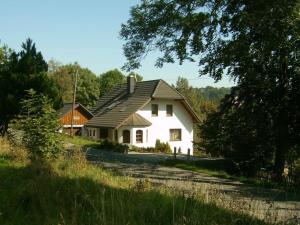 ein weißes Haus mit grauem Dach in der Unterkunft Holiday apartment Estel in Bärenstein