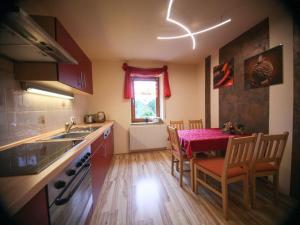 eine Küche mit einem Tisch und Stühlen sowie ein Esszimmer in der Unterkunft Holiday apartment Estel in Bärenstein