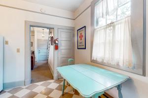 een blauwe tafel in een kamer met een raam bij Fort Casey Inn Cottage 1 in Coupeville