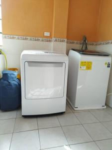 dwie lodówki siedzące obok siebie w kuchni w obiekcie 3 Cuarto independiente individual Ambato w mieście Ambato