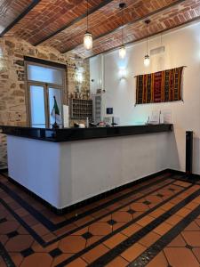 um bar num quarto com uma parede de pedra em Hotel Nelson - Bab El Oued em Bab el Oued
