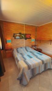 1 dormitorio con 1 cama grande en una habitación en Pousada Parque da Cachoeira en São Francisco de Paula