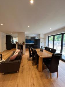 a dining room and living room with a table and chairs at En-suites and Rooms Near Wembley Stadium in London