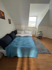 1 dormitorio con 1 cama en el centro de una habitación en Ubytovanie u Martona v Spišskom Štiavniku, en Poprad
