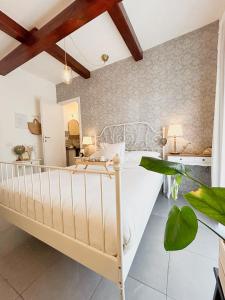 una camera da letto con un letto bianco in una stanza di Guest House Camilla ad Alghero