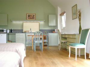 a room with a kitchen and a table and chairs at La Motte Melleraye in Donnery