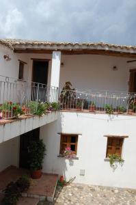 una casa blanca con macetas en los balcones en Rifugio Di Galte, en Galtellì