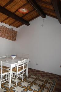 加爾泰利的住宿－Rifugio Di Galte，一间配备有白色桌椅的用餐室