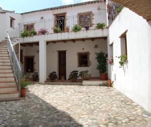 加爾泰利的住宿－Rifugio Di Galte，阳台上种植了盆栽植物的白色房子