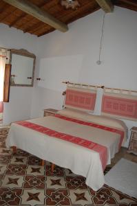 1 dormitorio con 1 cama en una habitación con alfombra en Rifugio Di Galte, en Galtellì