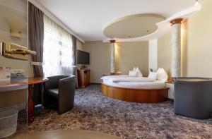a hotel room with a bed and a desk at Hotel Himmelreich in Wals