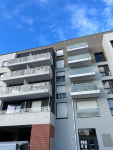 - un bâtiment avec des balcons sur le côté dans l'établissement Appartement pierrefitte, à Pierrefitte-sur-Seine