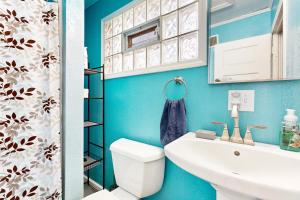 bagno blu con servizi igienici e lavandino di Alpine Dreams a Champion