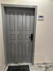 a door with a speed limit sign in front of it at أستديو بدخول ذكي حي الربوة in Riyadh