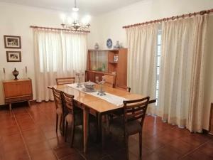 a dining room with a table and chairs at Moradia da Bananeira in Lagoa de Albufeira