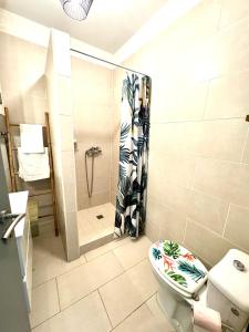 ein Bad mit einem WC und einer Dusche mit einem Duschvorhang in der Unterkunft Casa Marana in Borgo