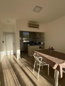 a kitchen and dining room with a table and chairs at TERRA - Departamento 2 in Esperanza