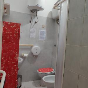 un piccolo bagno con servizi igienici e lavandino di casa con giardino Arbus Sardegna ad Arbus
