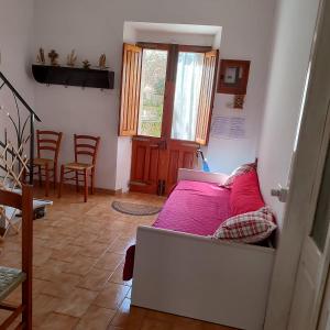 1 dormitorio con 1 cama, mesa y sillas en casa con giardino Arbus Sardegna, en Arbus