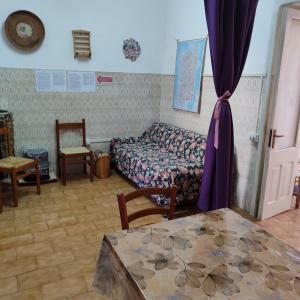 1 dormitorio con 1 cama y 1 mesa en una habitación en casa con giardino Arbus Sardegna, en Arbus