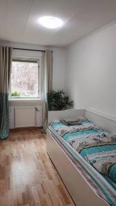 een slaapkamer met een bed en een raam bij Sollenatuna cozy & spacial house in Sollentuna