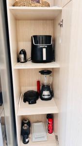 發現灣的住宿－Mid-Century Modern Charm，厨房配有咖啡壶和搅拌机