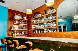 un bar con un montón de botellas de alcohol en INTJ Hotel en Tijuana
